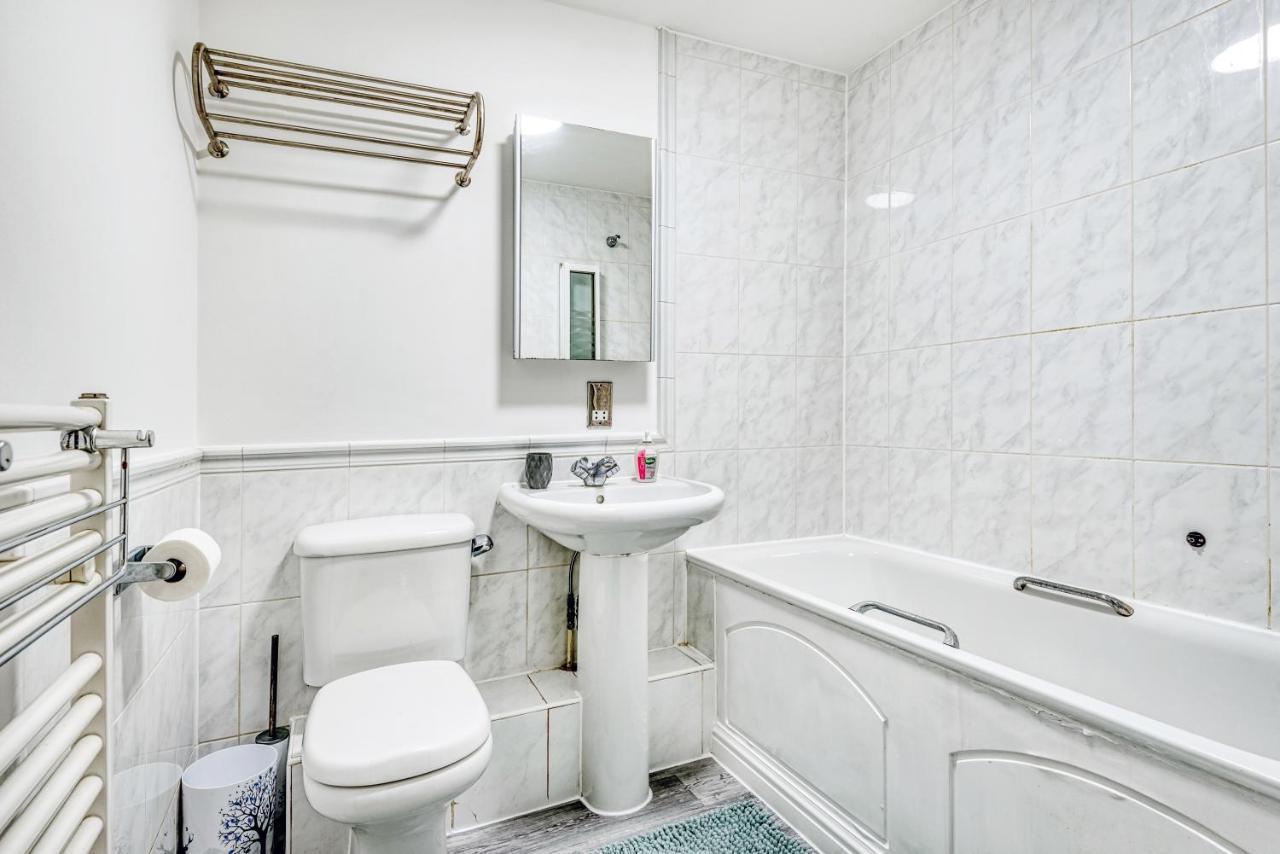 Riverside 2-Bedroom Apartments Лондон Экстерьер фото