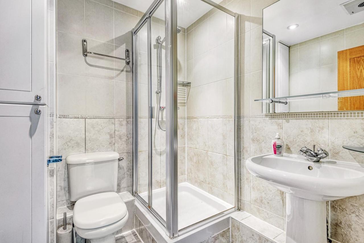 Riverside 2-Bedroom Apartments Лондон Экстерьер фото