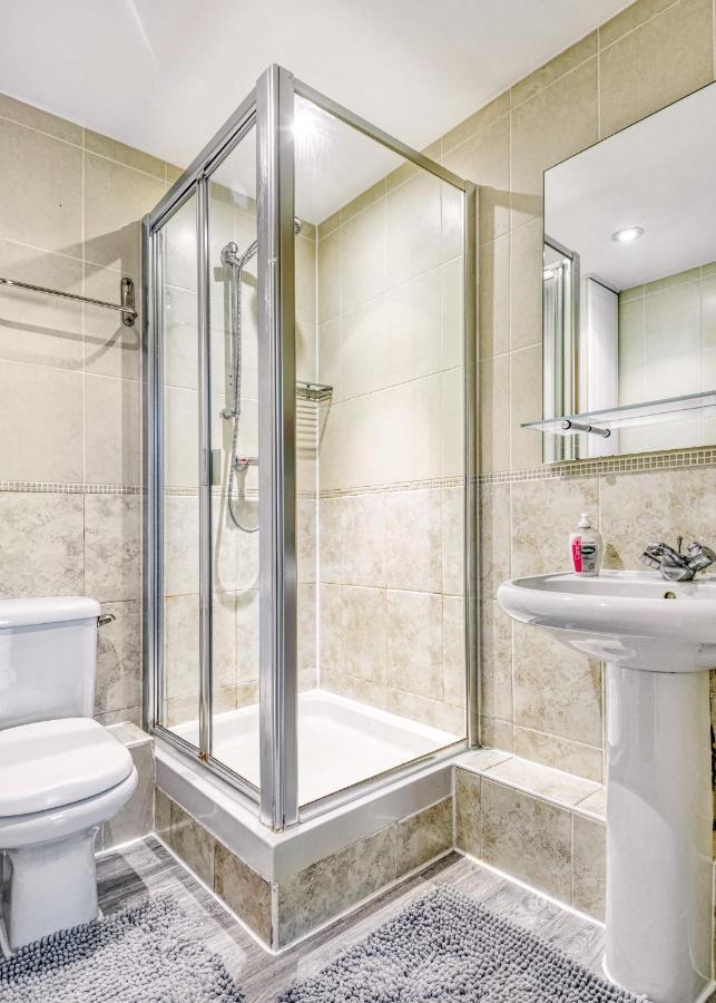 Riverside 2-Bedroom Apartments Лондон Экстерьер фото