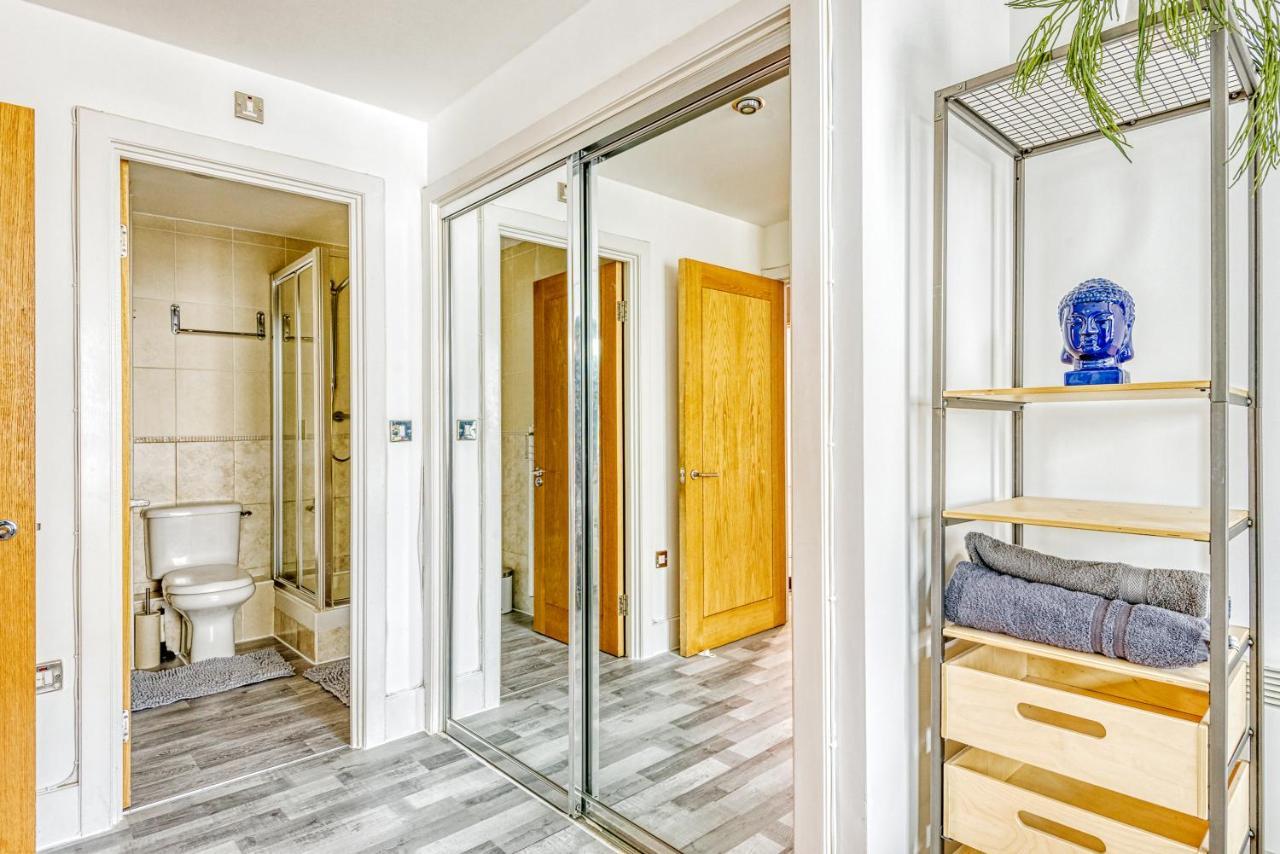 Riverside 2-Bedroom Apartments Лондон Экстерьер фото