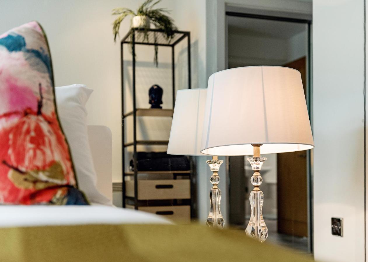 Riverside 2-Bedroom Apartments Лондон Экстерьер фото