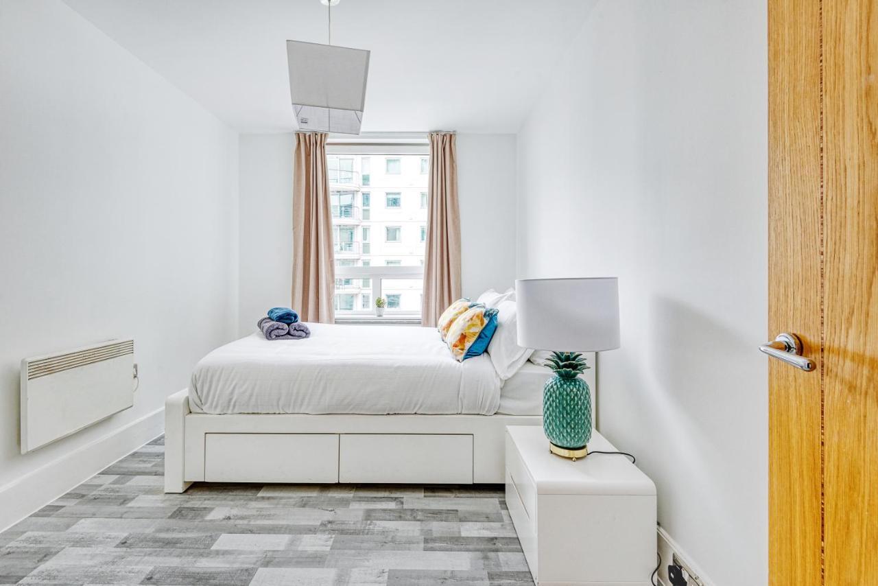Riverside 2-Bedroom Apartments Лондон Экстерьер фото