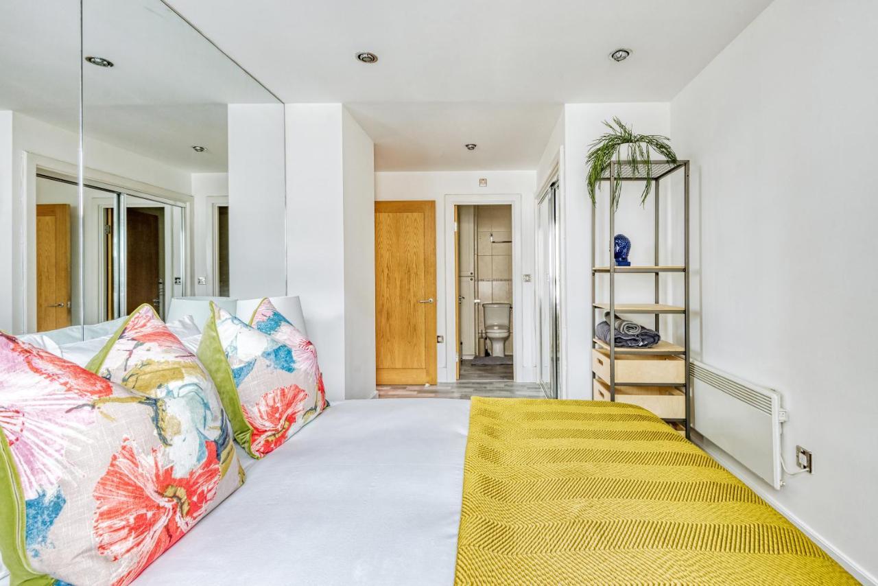 Riverside 2-Bedroom Apartments Лондон Экстерьер фото