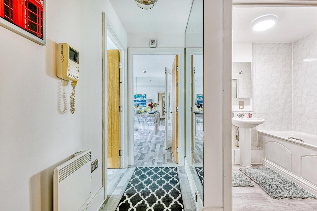 Riverside 2-Bedroom Apartments Лондон Экстерьер фото