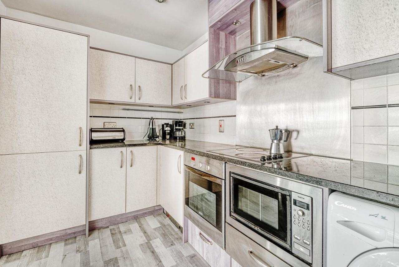 Riverside 2-Bedroom Apartments Лондон Экстерьер фото