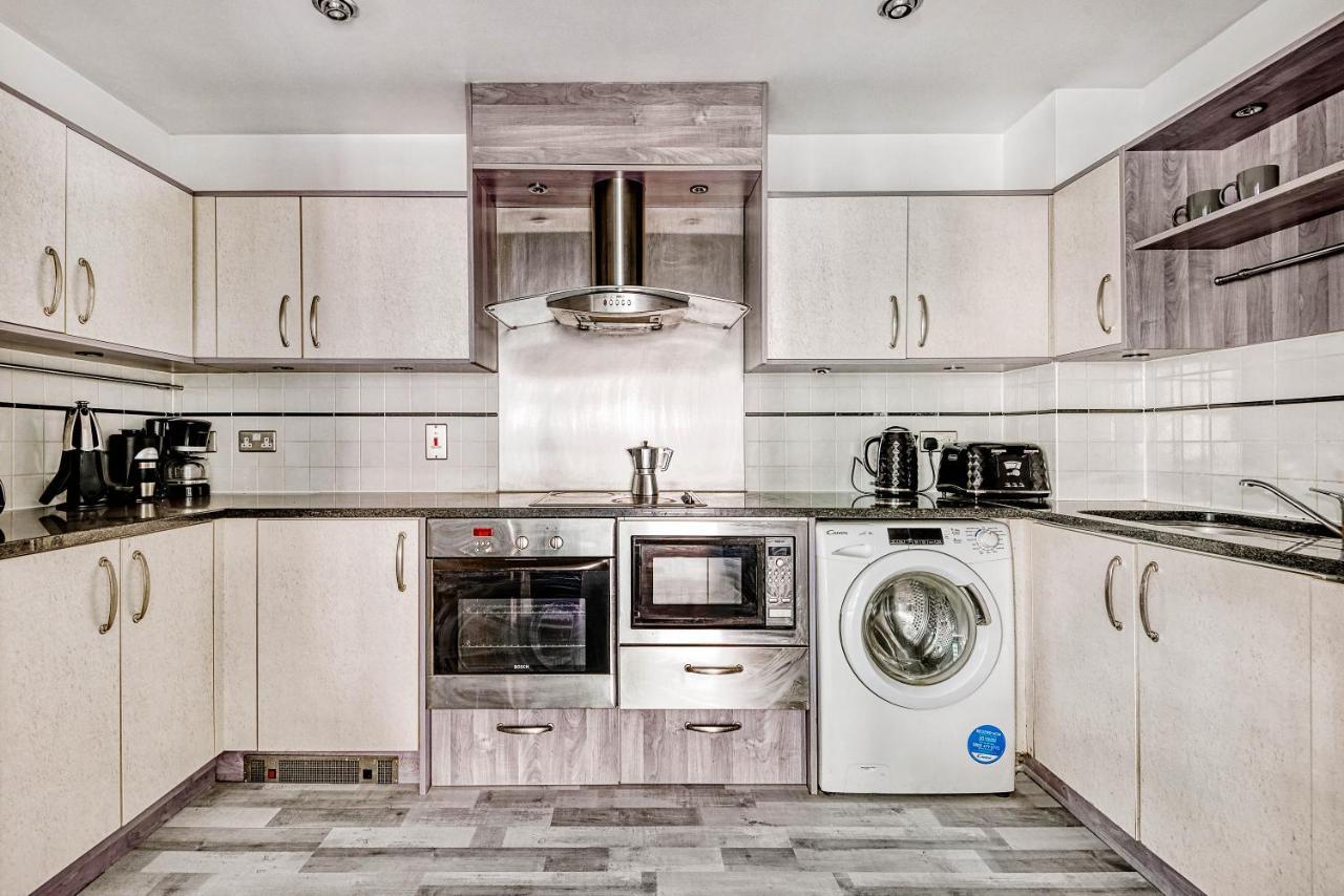 Riverside 2-Bedroom Apartments Лондон Экстерьер фото