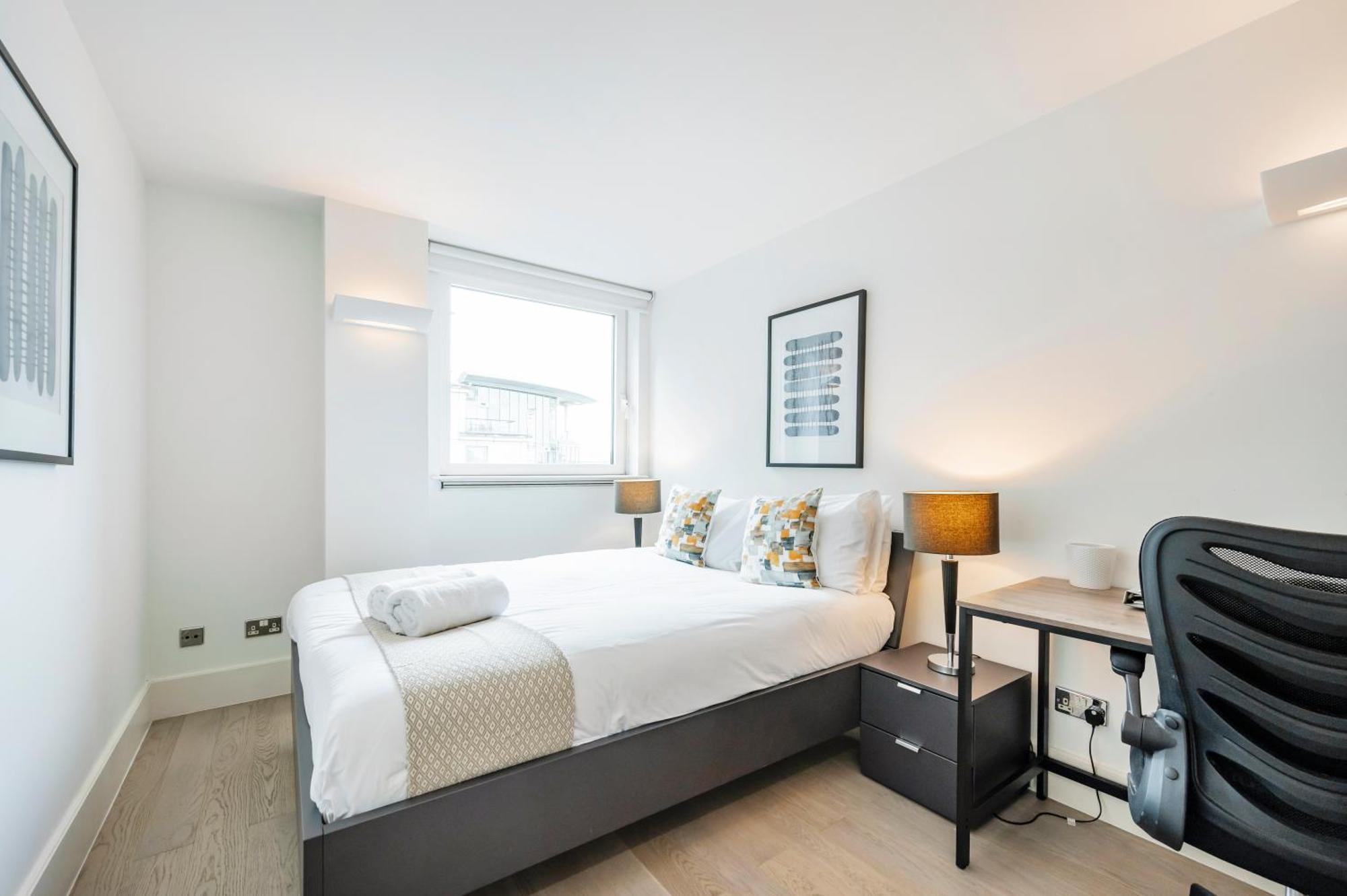 Riverside 2-Bedroom Apartments Лондон Экстерьер фото